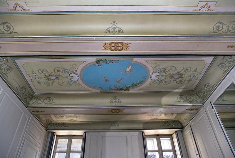 Logis principal, appartement du premier étage, grande pièce sur rue : vue d'ensemble du plafond.