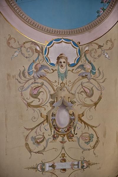 Logis principal, appartement du premier étage, grande pièce sur rue : détail d'un décor de la partie centrale du plafond.