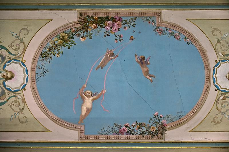 Logis principal, appartement du premier étage, grande pièce sur rue : détail du décor de la partie centrale du plafond.