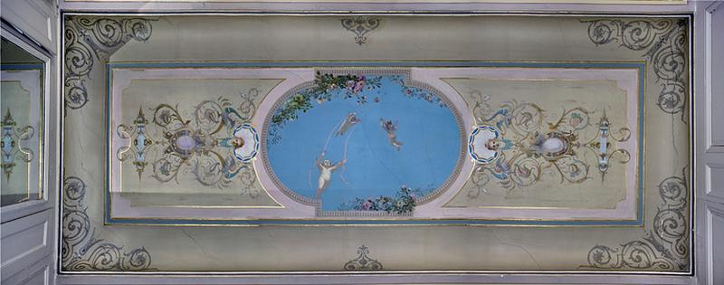 Logis principal, appartement du premier étage, grande pièce sur rue : vue d'ensemble du décor central du plafond.