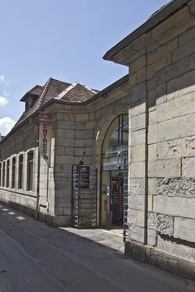 Détail de l'entrée de l'ancienne cour des communs, de trois quarts droit.
