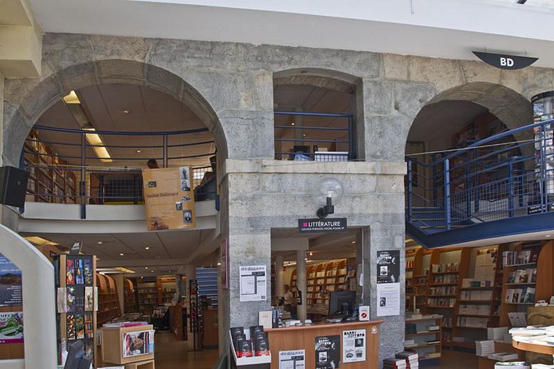Ancienne cour des communs : détail des baies des anciennes remises et écuries.