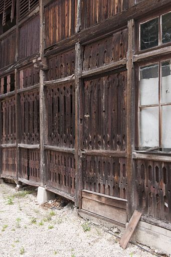Détail de la façade ouest des communs (remise ou écurie).