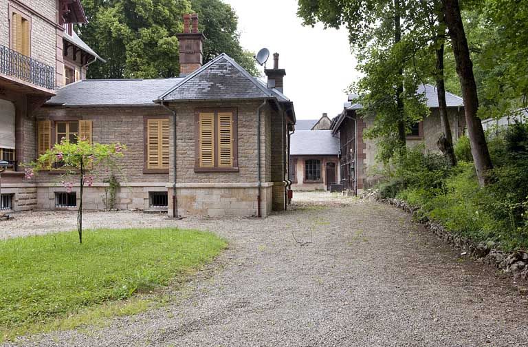 Façade sud de l'annexe et communs.
