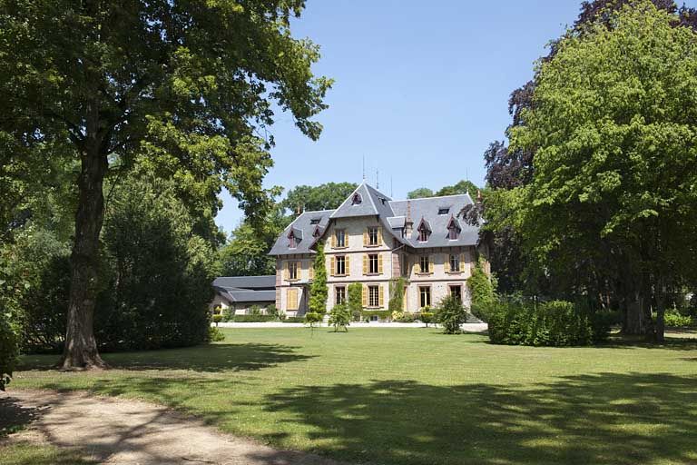 Vue d'ensemble de la demeure depuis le parc.