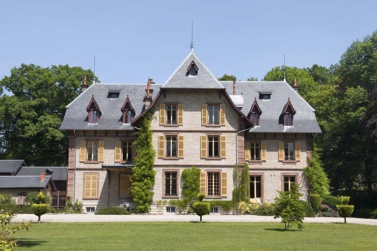 Vue rapprochée de la façade antérieure.