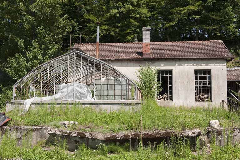 Serre adossée à une resserre.