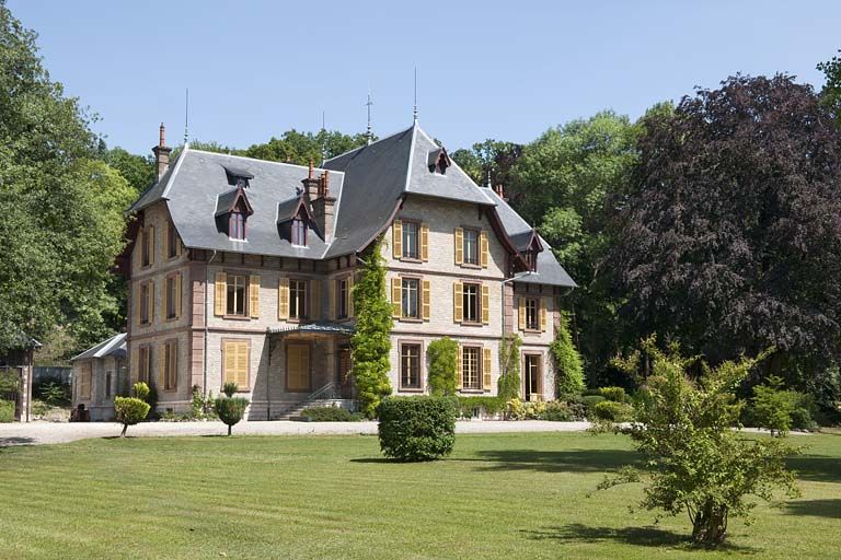 La demeure vue de trois quarts.