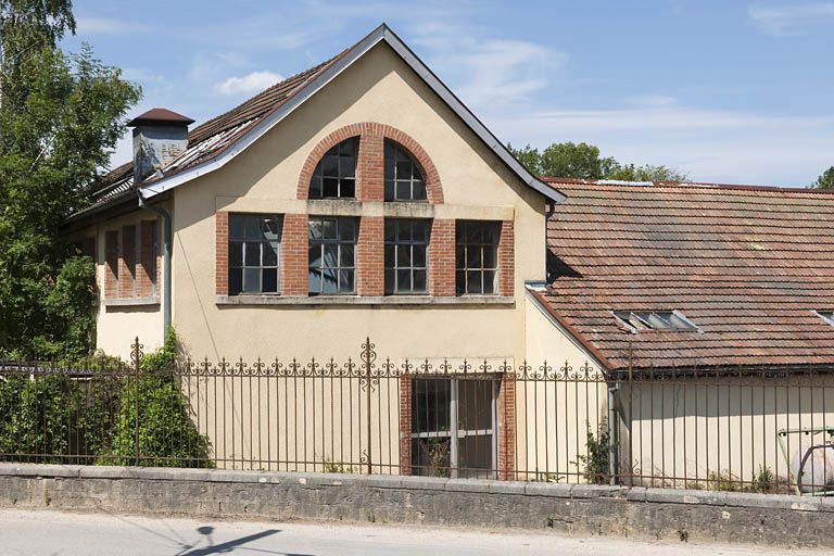 Pignon sud d'un bâtiment industriel (atelier).