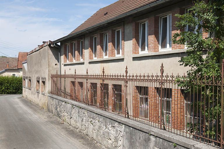 Façade ouest d'un bâtiment industriel (atelier).