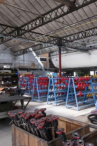 Atelier de fabrication. Corps de pompes en cours de séchage.