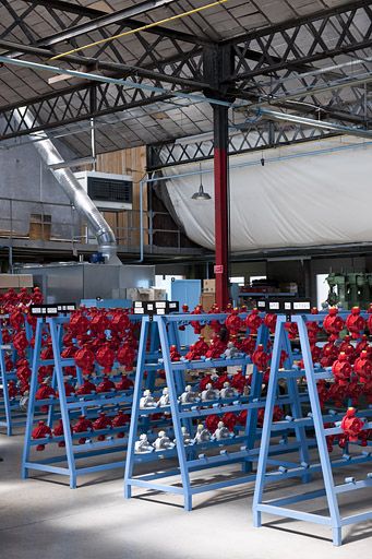 Atelier de fabrication. Portiques de séchage des corps de pompes.