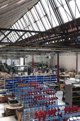 Atelier de fabrication des pompes. Vue plongeante vers l'est.