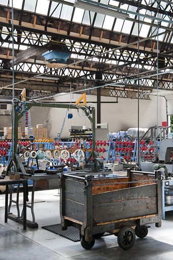 Atelier de fabrication des pompes. Vue partielle.