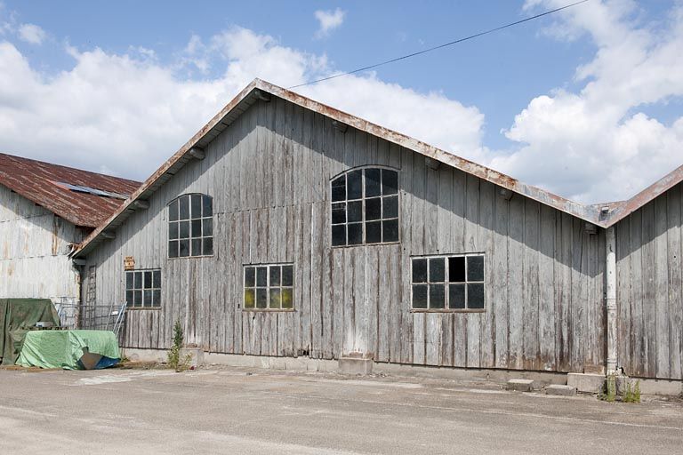 Pignon en bois d'un entrepôt industriel.