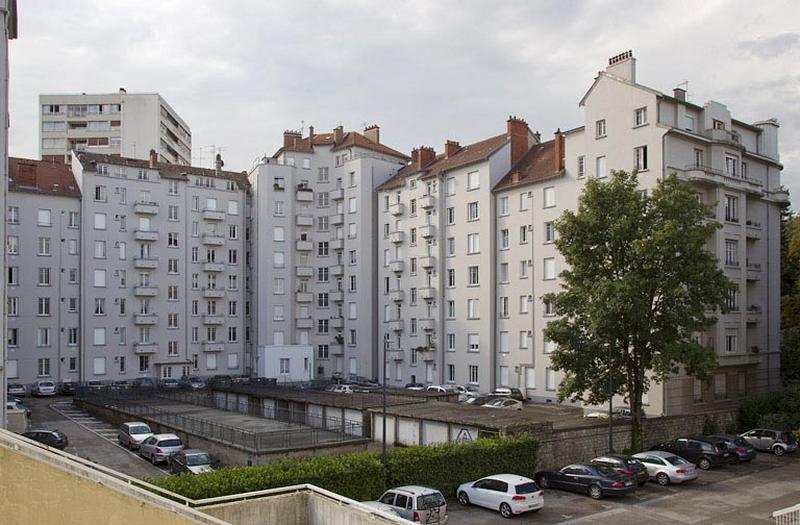 Cour des garages, de trois quarts droit.