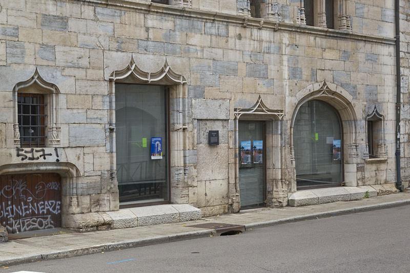 Façade rue Rivotte, détail du rez-de-chaussée, de trois quarts gauche.