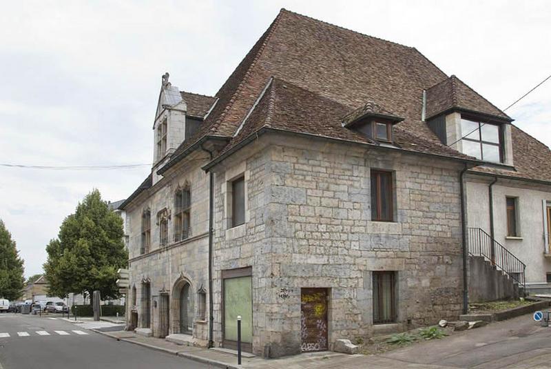 Vue d'ensemble rapprochée, de trois quarts droit.