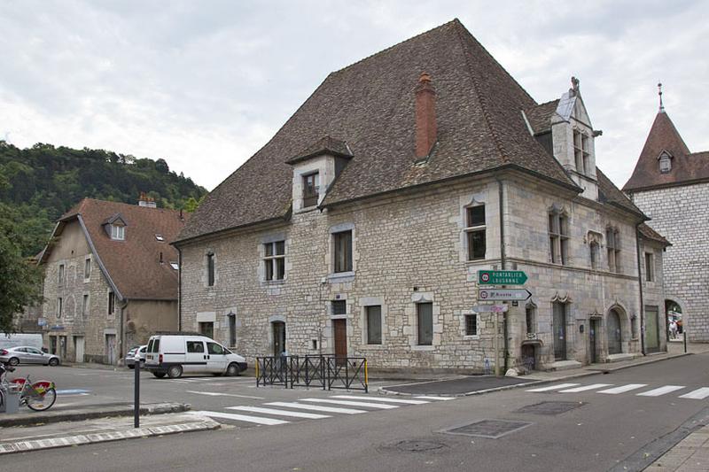 Vue d'ensemble rapprochée, de trois quarts gauche.