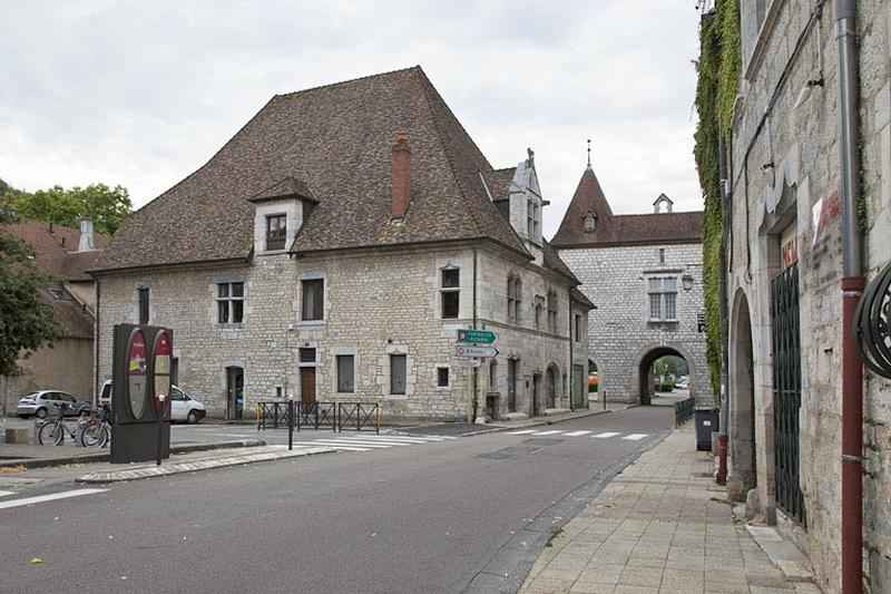 Vue d'ensemble éloignée, de trois quarts gauche.