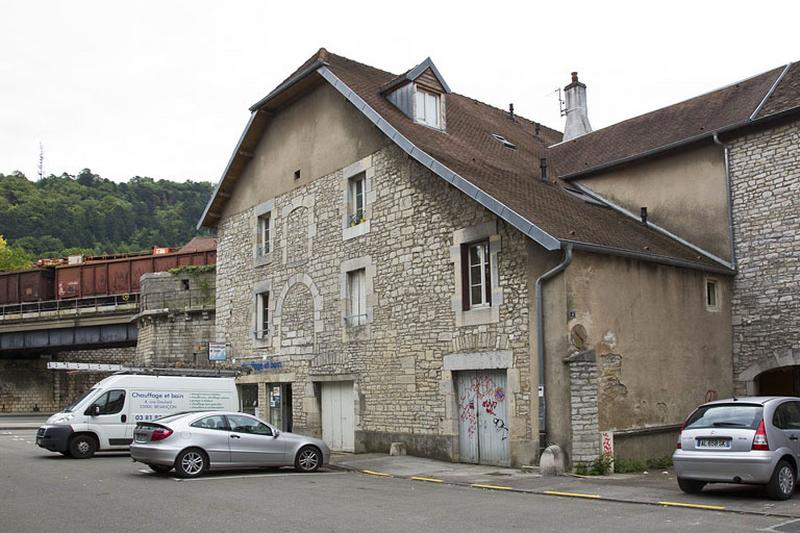 Bâtiment des remises etécuries : vue d'ensemble, de trois quarts droit.