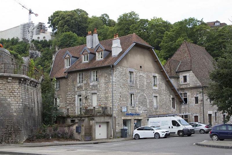 Bâtiment des remises et écuries : vue d'ensemble, de trois quarts gauche.