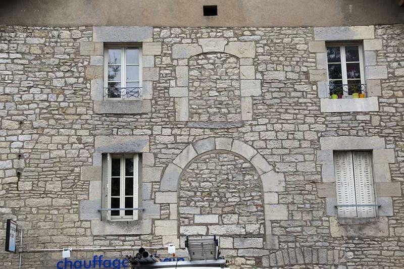 Bâtiment des remises et écuries : détail de la façade antérieure.