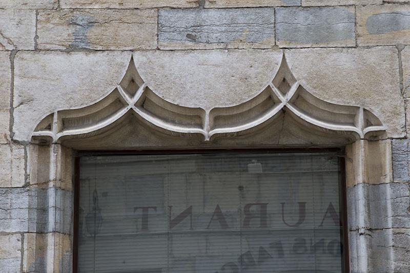 Façade antérieure : détail de l'arc en accolade de la baie à gauche l'ancienne entrée.