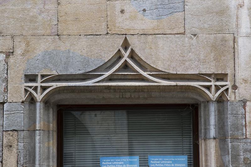 Façade antérieure : détail de l'arc en accolade de l'ancienne entrée.