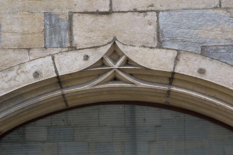 Façade antérieure : détail de l'arc en accolade de l'ancienne arcade boutiquière.