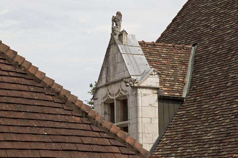 Façade antérieure : détail de la lucarne, de trois quarts droit.