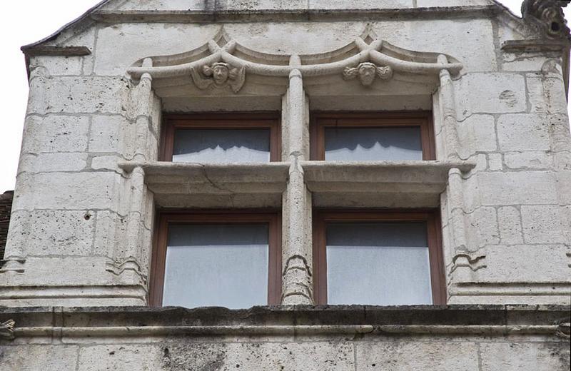 Façade antérieure, lucarne : détail de la fenêtre.