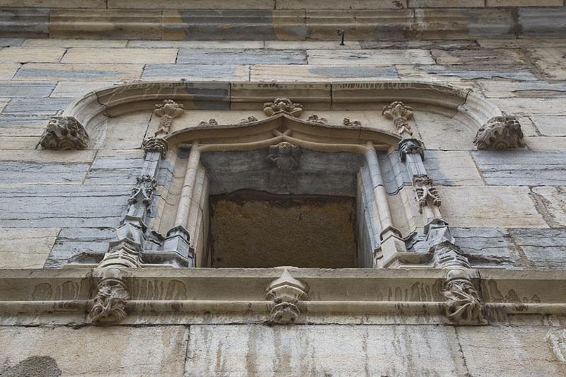 Façade antérieure, premier étage : détail de la fenêtre centrale, en contre-plongée.