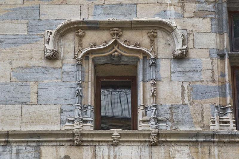 Façade antérieure, premier étage : détail de la fenêtre centrale, de face.