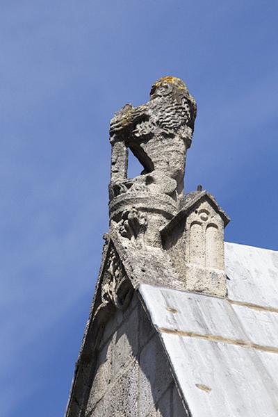 Façade antérieure, lucarne : détail de la sculpture ornant le pignon, de profil.