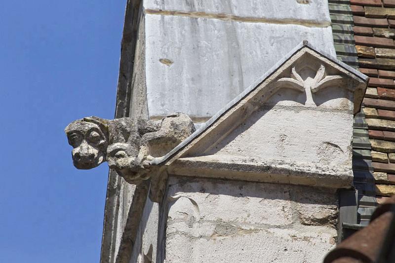 Façade antérieure, lucarne : détail d'une gargouille.