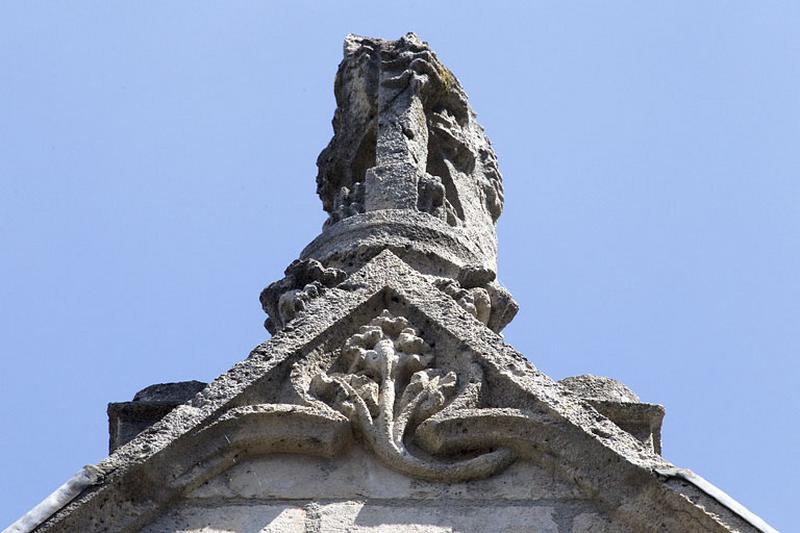 Façade antérieure, lucarne : détail de la sculpture ornant la pignon, de face.