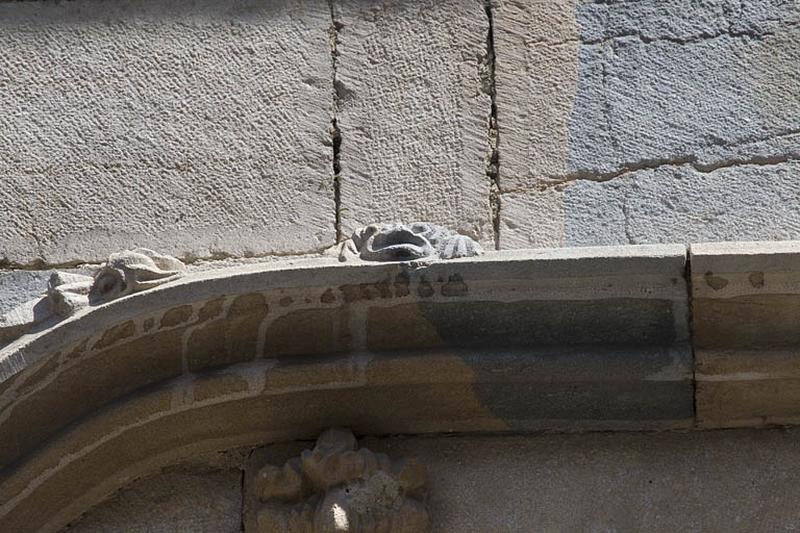 Façade antérieure, premier étage : détail de l'archivolte, partie gauche.