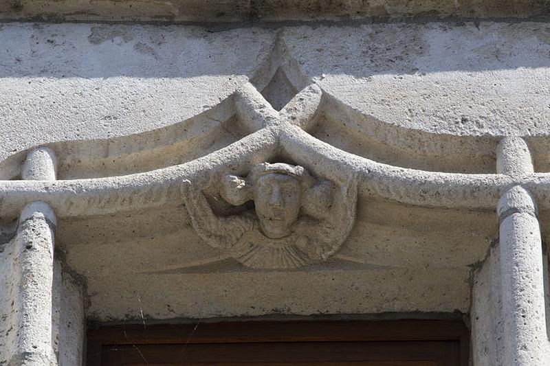 Façade antérieure, lucarne : détail de l'accolade, partie droite.