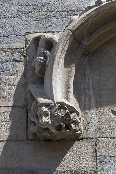 Façade antérieure, lucarne : détail de l'extrémité gauche de l'archivolte.