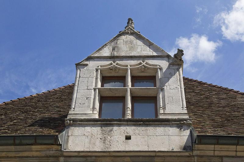 Façade antérieure, lucarne : vue d'ensemble.