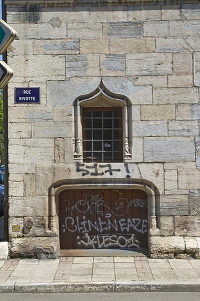 Façade antérieure, vue de l'entrée de cave.