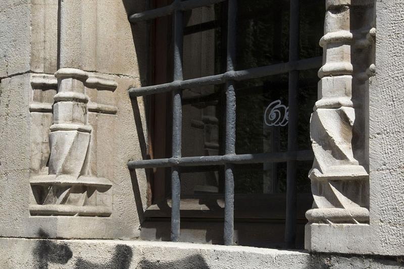 Façade antérieure, fenêtre au-dessus de l'entrée de cave : détail des bases prismatiques.