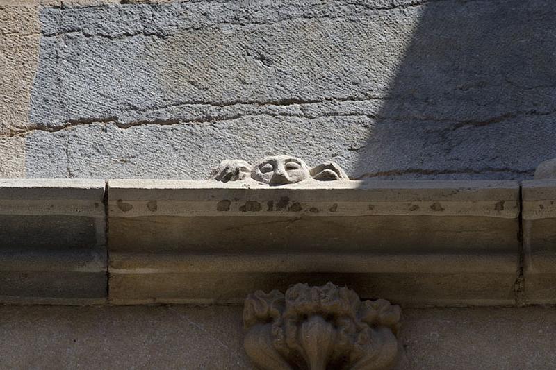 Façade antérieure, premier étage, baie centrale : détail de la partie centrale de l'archivolte.