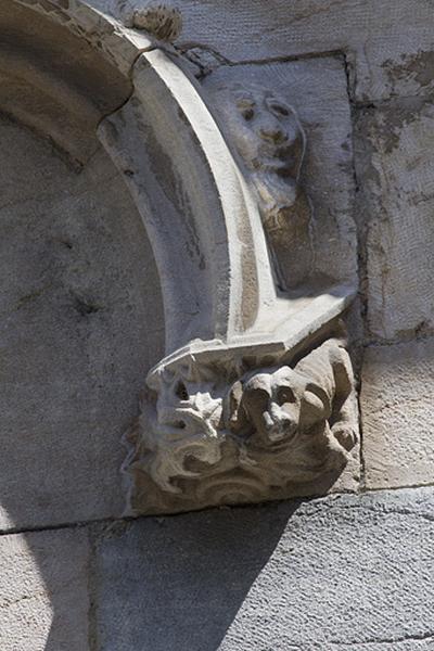 Façade antérieure, premier étage, baie centrale : détail de l'extrémité droite de l'archivolte.