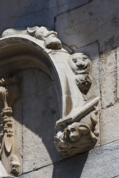 Façade antérieure, premier étage, baie centrale : détail de la partie droite de l'archivolte.