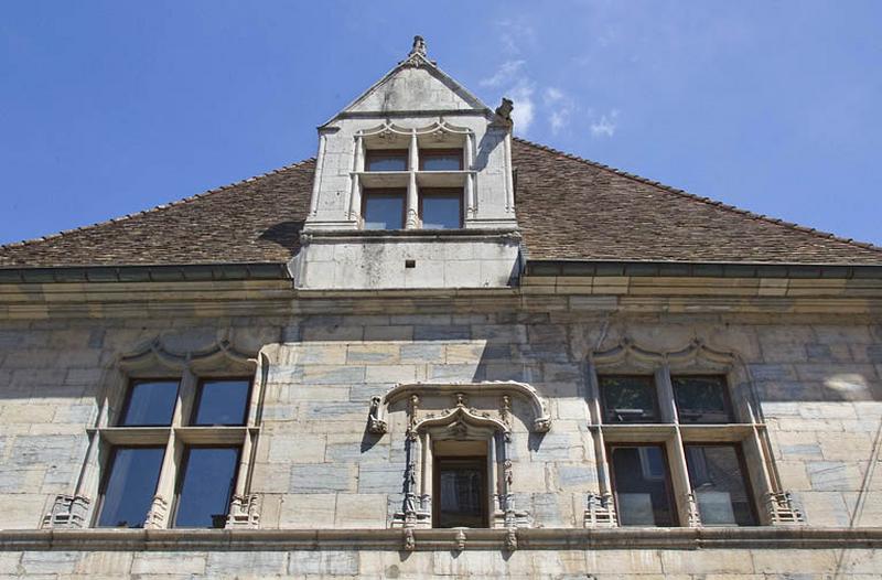 Façade antérieure, premier étage et lucarne : vue d'ensemble, de face.