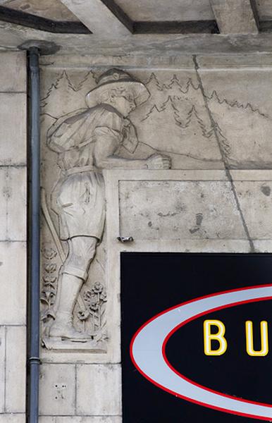 Détail du décor de l'entrée en bas-relief : le montagnard.