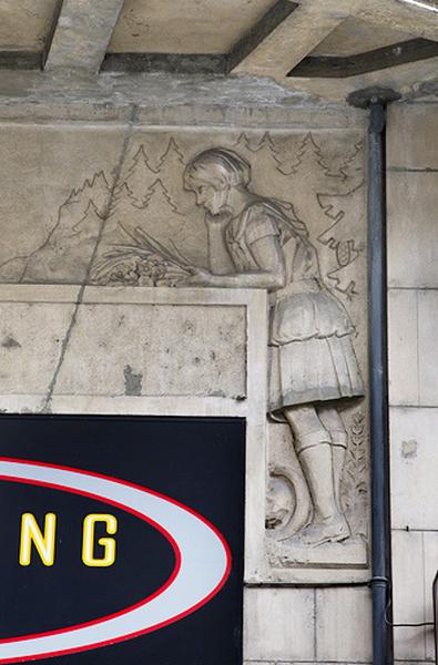 Détail du décor de l'entrée en bas-relief : la jeune fille.