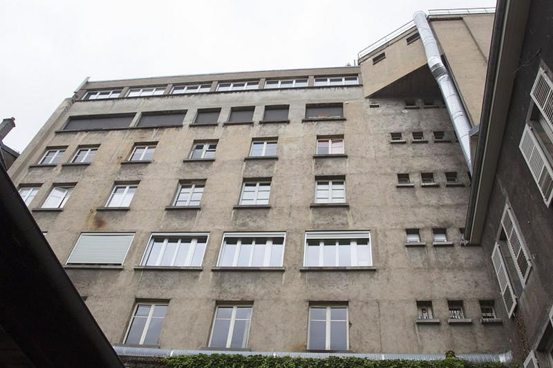 Façade postérieure : vue rapprochée.